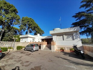 Villa (zona residenziale) di 6 vani /375 mq a Valenzano