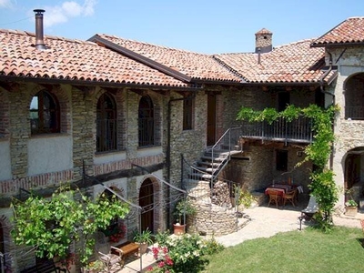 Agriturismo tra Dogliani Monforte e Alba.