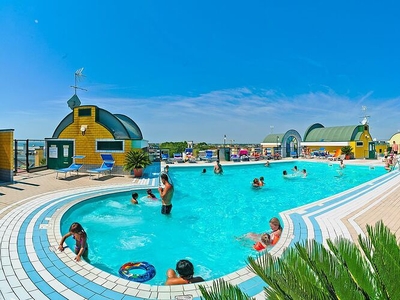 Complesso turistico Cristoforo Colombo con piscina condominiale a Caorle