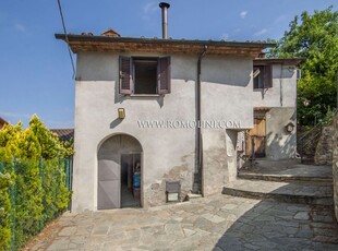 ANGHIARI: VILLETTA SEMINDIPENDENTE CON GIARDINO IN VENDITA