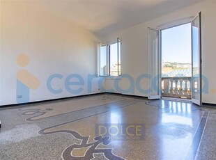 Appartamento Trilocale in vendita in Via Montaldo, Genova