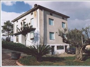 Casa indipendente - Su più livelli a Periferia, Castel Frentano