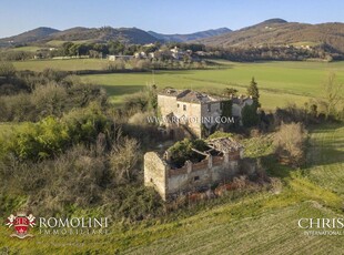 CASALE CON FIENILE DA RESTAURARE IN VENDITA, UMBRIA