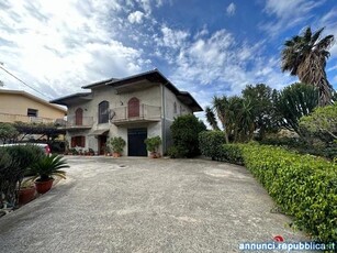 Cerchi una villa panoramica con giardino?,Abbiamo