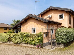 Esclusiva villa di 341 mq in vendita Via Campiglio, Oggiona-Santo Stefano, Lombardia