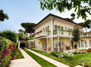 In Vendita: Stupenda Villa a Marina di Pietrasanta, Toscana, a 500 Metri dal Mare