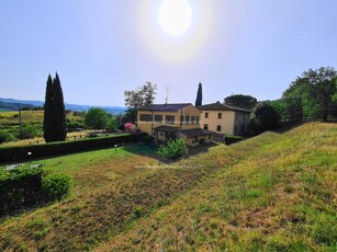 Piccolo complesso colonico, composto da Casale e Fienile entrambi indipendenti (liberi su 4 lati) con ampio Parco esclusivo circostante. Posizione collinare e panoramica.