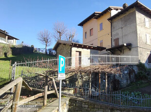 Porzione di casa in borgo ben tenuto