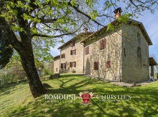 TOSCANA: TIPICO CASALE CON VISTA PANORAMICA E GIARDINO IN VENDITA