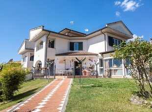 Villa Bifamiliare 13 locali di 382 m² in Cittaducale