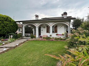 Villa in vendita a Zenevredo