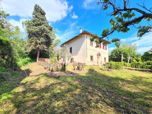 Villa indipendente, libera su 4 lati, con ampio giardino/parco circostante di mq 2.000 circa.