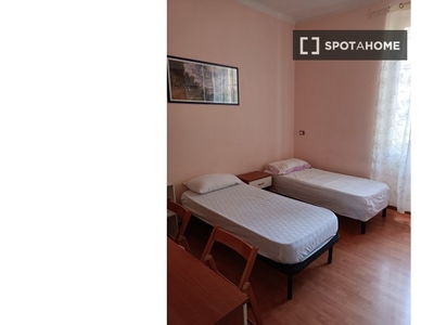 Camera soleggiata in appartamento con 3 camere da letto a San Lorenzo, Roma