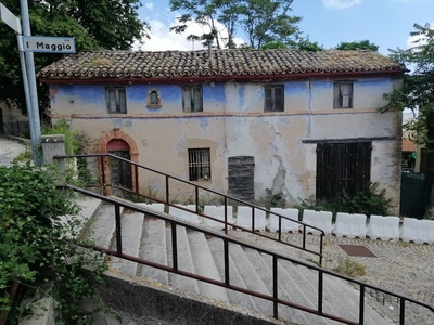 Villa con box a Santa Maria Nuova