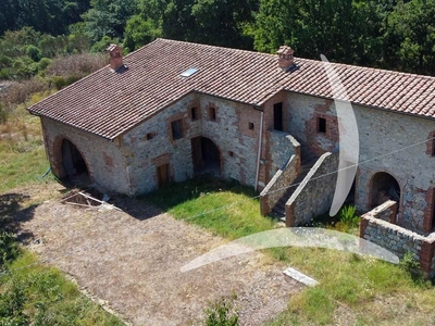 Rustico casale seminuovo in zona Montefollonico a Torrita di Siena