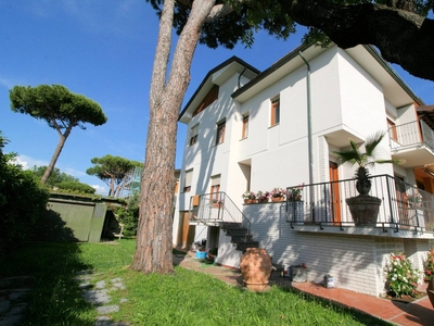 Villa con terrazzo, Camaiore lido di