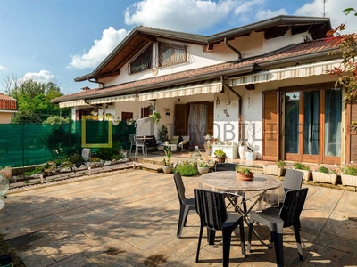 Villa in vendita a Lazzate Monza Brianza