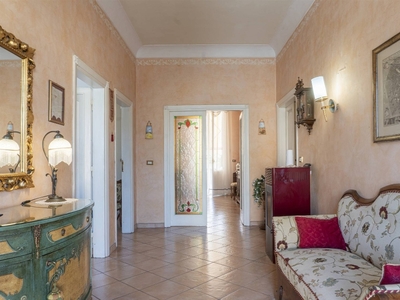 Appartamento a Montecatini-Terme, 5 locali, 1 bagno, 147 m², 1° piano