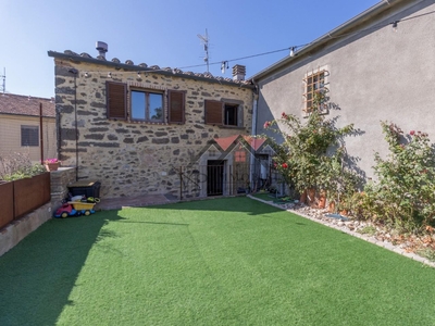 Casa indipendente con giardino a Montecatini Val di Cecina
