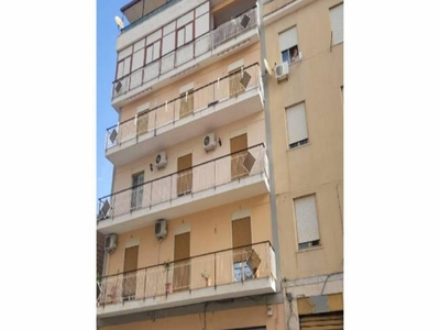 Trilocale a Palermo, 1 bagno, 80 m², 5° piano, ascensore, abitabile