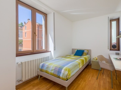 Affittasi stanza in appartamento con 6 camere a Trento