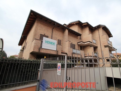 Appartamento in Via Alfieri, Bovisio-Masciago, 6 locali, 4 bagni