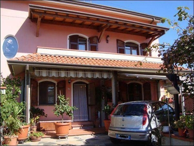 Casa semi indipendente abitabile in zona Colombiera a Castelnuovo Magra