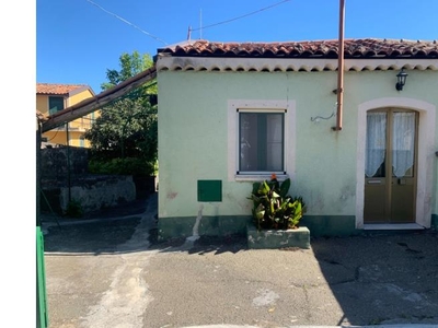 Casa indipendente in affitto a Castiglione di Sicilia, Frazione Solicchiata