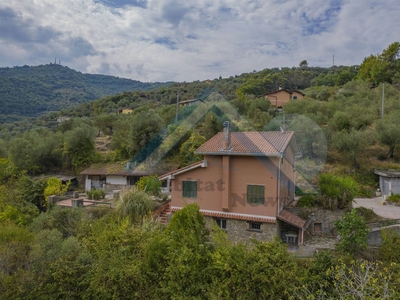 Casa singola da ristrutturare a Dolceacqua