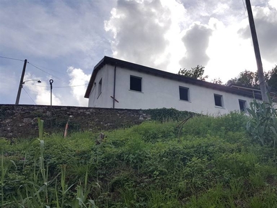 Casa singola da ristrutturare in zona Bottagna a Vezzano Ligure