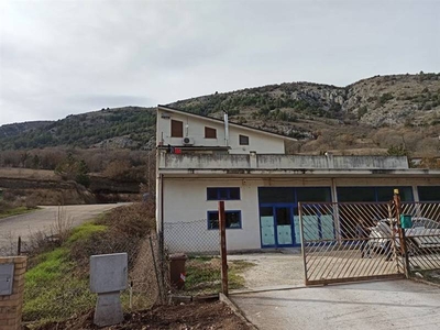 Casa singola in Dell'Aquila a Bussi Sul Tirino