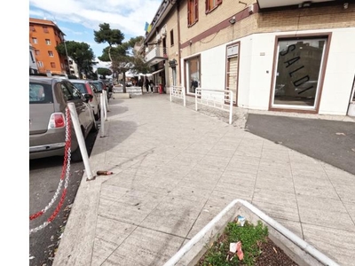 Negozio in affitto a Roma, Zona Romanina, Piazza Cesare de Cupis 4