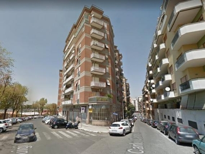 Negozio, Via Luigi Vittorio Bertarelli