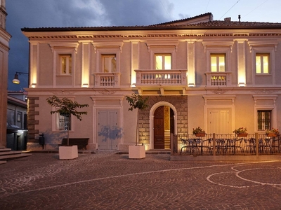 Palazzo in Piazza Giacomo Matteotti, Amaroni, 4 locali, 7 bagni