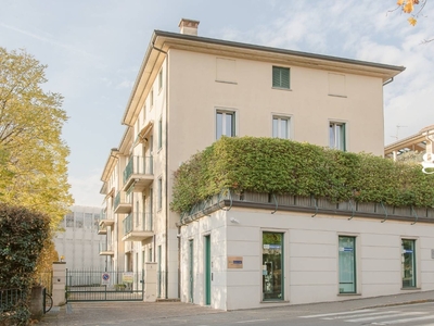 Trilocale in Viale Cornaggia, Merate, 2 bagni, giardino in comune