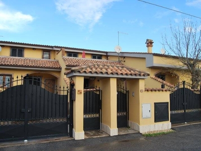 Villa a schiera in Via Edmondo Buccarelli, 29 a Fiumicino