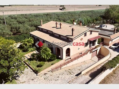 Villa bifamiliare in vendita a Foggia, Via Ascoli, Contrada Ruatella , s.n.c. - Foggia, FG