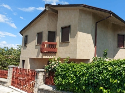Villa in Via Francesco Jovine 7, Isernia, 20 locali, con box, arredato