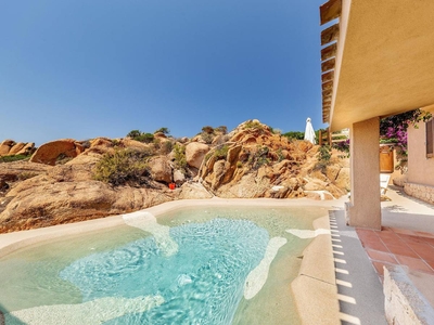 Appartamento con vista sul paradiso: Lusso costiero con piscina privata.