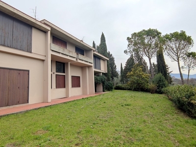 Casa Indipendente in Vendita a Terni, 480'000€, 440 m²