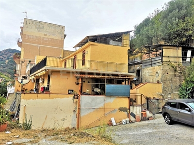 Casa Semi Indipendente in Vendita a Messina, zona Camaro, 160'000€, 81 m², arredato