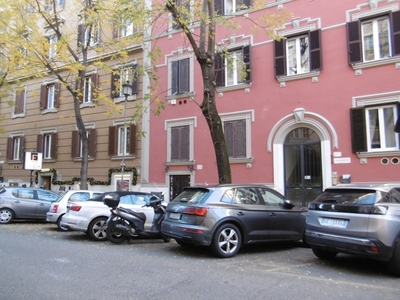 Immobile commerciale in Affitto a Roma, 2'100€, 65 m²