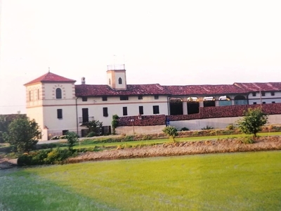 Stabile/Palazzo con giardino a Vercelli
