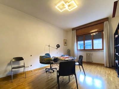 Ufficio in Affitto a Pisa, 1'200€, 150 m²