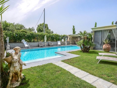 Villa moderna con piscina e giardino
