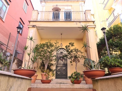 Villa su due livelli con giardino, via Gaetano de Bottis, centro storico, Torre del Greco