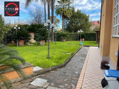 Villa con terrazzo, Latina q3 centro morbella