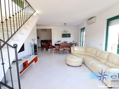 Appartamento in Vendita a Massa, zona Marina di Massa, 450'000€, 170 m², arredato, con Box