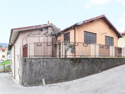 Casa Indipendente a Erba in Via Primo Maggio