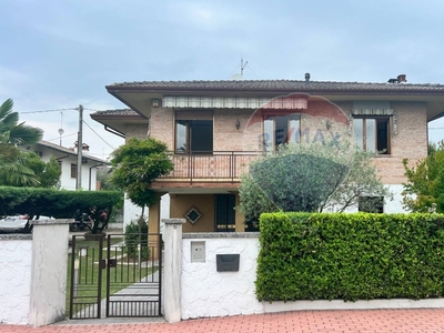 Casa indipendente in Via Mascagni, Costabissara, 7 locali, 2 bagni
